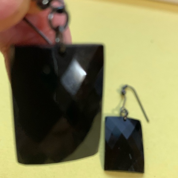 Beautiful spsrkle on these black earrings - Picture 3 of 4